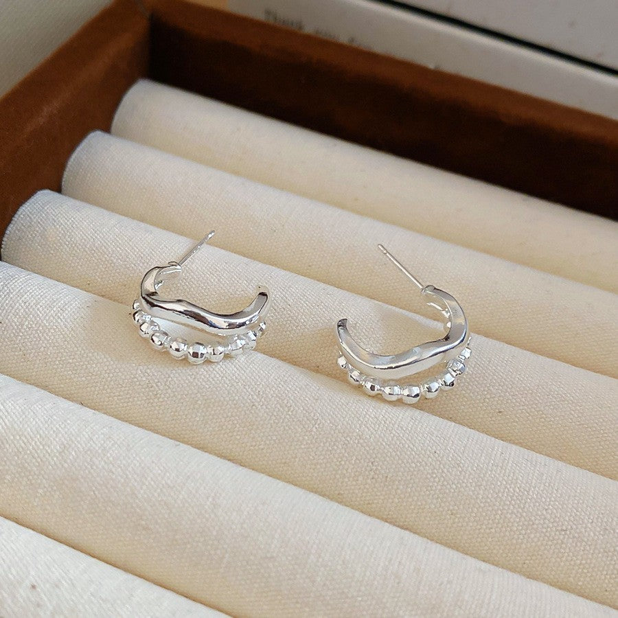 Pendientes de metal geométricos minimalistas con incrustaciones de diamantes de imitación y acabado cepillado para mujer