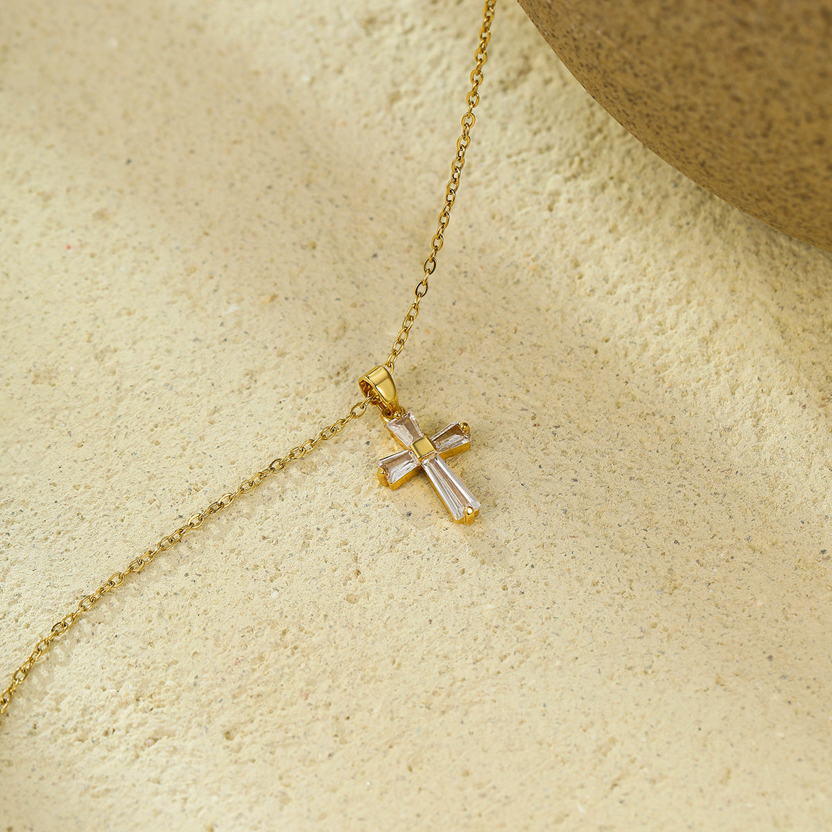 Collar con colgante de cruz geométrica minimalista para mujer en acero inoxidable con baño de oro de 18 quilates e incrustaciones de circonitas blancas