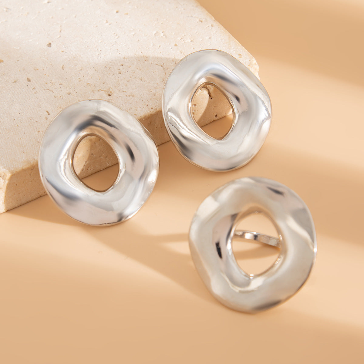 Orecchini a Cerchio Minimalisti Geometrici Lucidi in Metallo con Finitura Galvanica da Donna