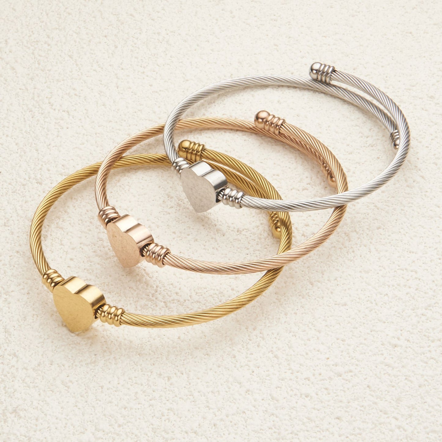 Pulsera ajustable abierta con alambre de acero inoxidable y letra o corazón con acabado pulido