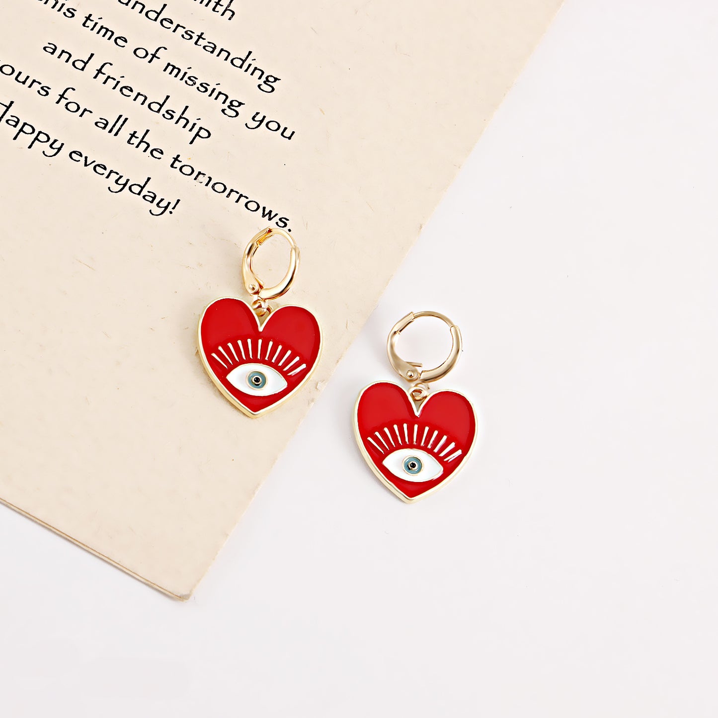 Pendientes Dulces en Forma de Corazón de Ojo de Demonio de Aleación con Acabado Galvanizado para Mujer
