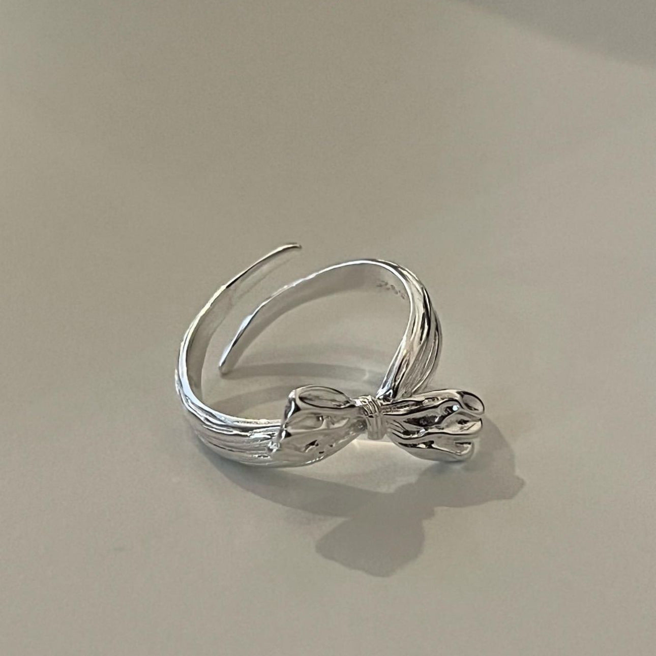 Anello Minimalista con Fiocco in Argento Sterling 925 con Dettaglio Bordo Geometrico da Donna