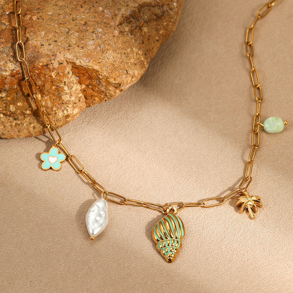 Collana con ciondolo a tema oceano, con conchiglia e stella marina, alla moda per l'estate, in acciaio inossidabile con finitura placcata per donna