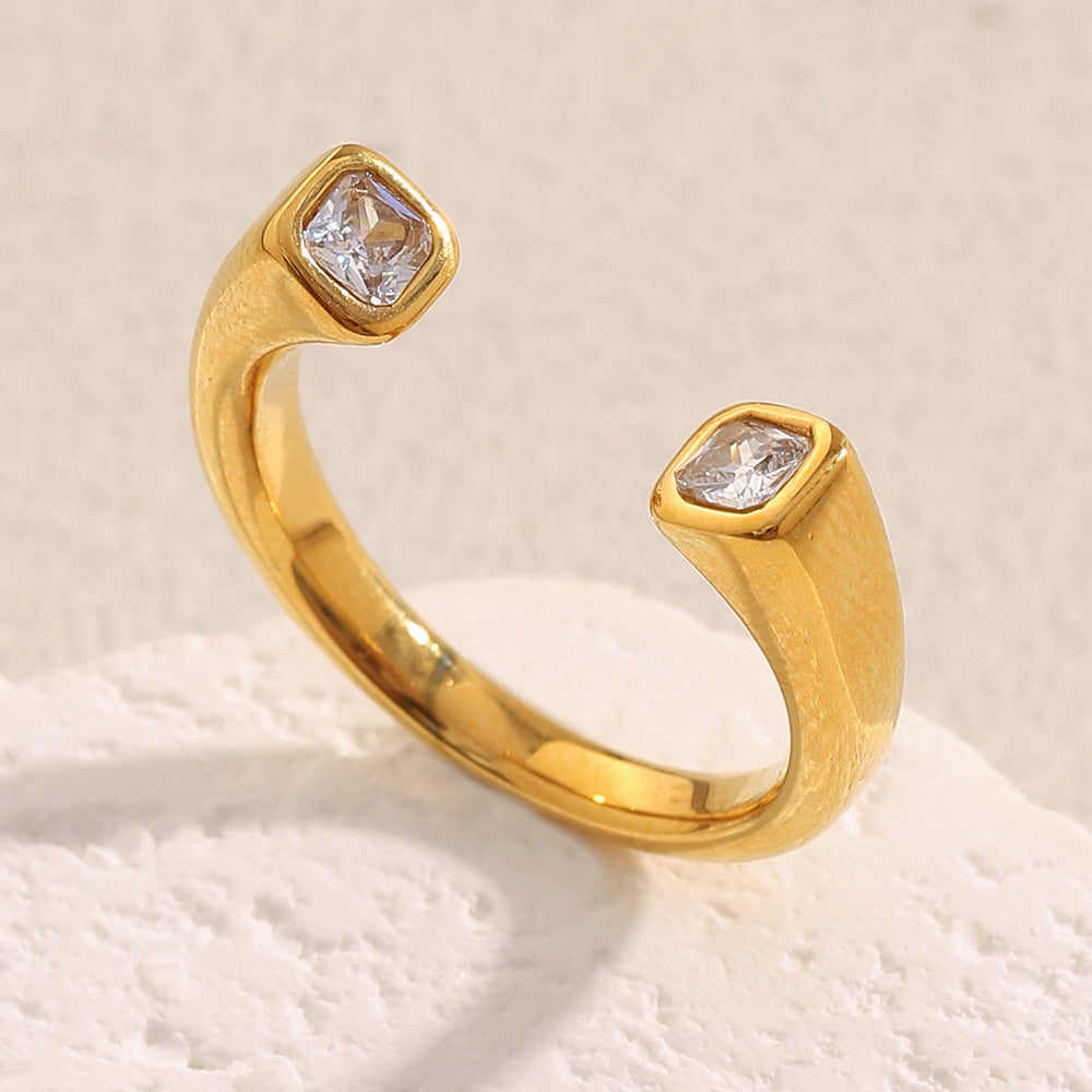 Anello geometrico minimalista in acciaio inossidabile placcato oro 18 carati con doppia testa quadrata in zirconi, design aperto da donna