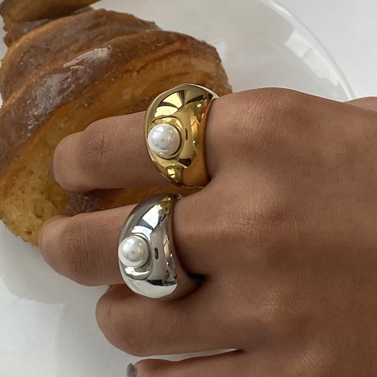Anillo de acero inoxidable geométrico vintage con incrustaciones de perlas y acabado chapado para mujer