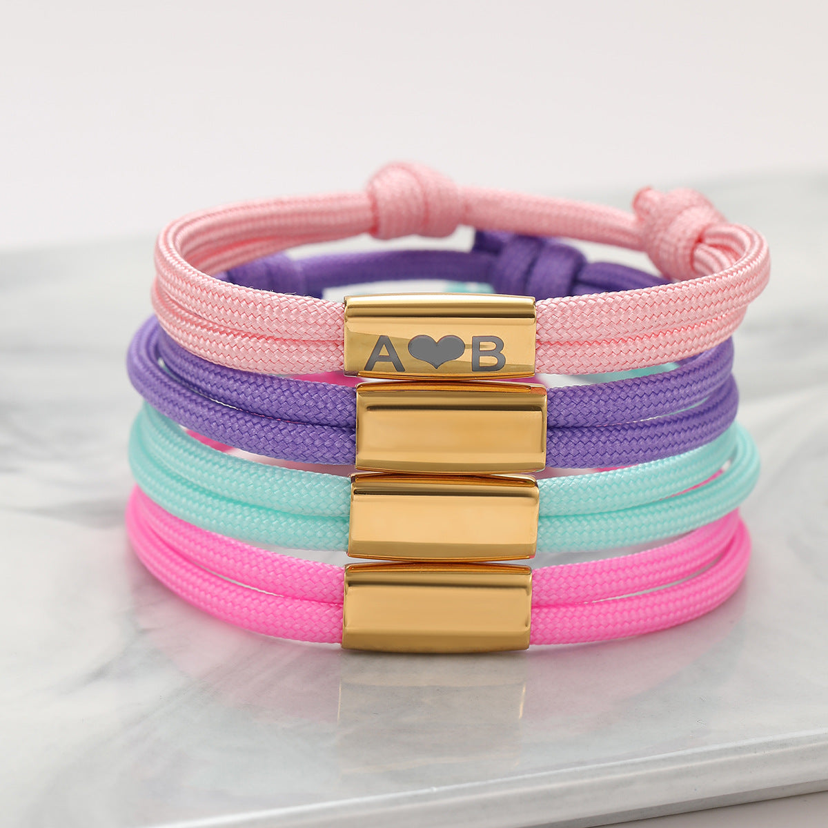 Pulsera trenzada minimalista de paracord con charm de acero de titanio para hombres y mujeres, grabado personalizado, regalo para familiares y festividades