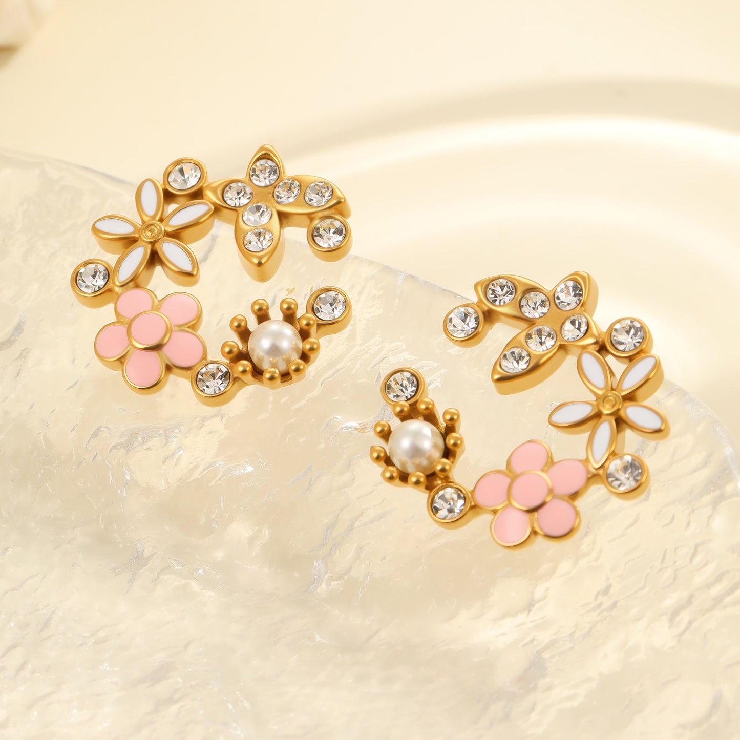 Pendientes de tuerca de lujo de acero de titanio con diseño floral, acentos de pedrería y baño de oro de 18 quilates