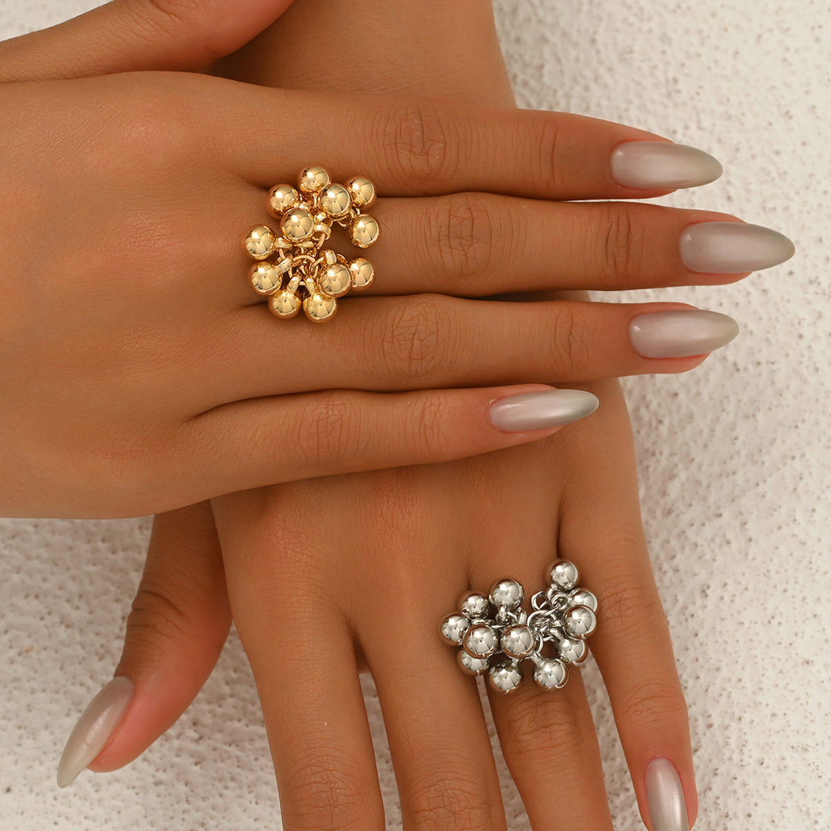 Anillo llamativo geométrico de moda para mujer en aleación de zinc con acabado chapado y banda abierta ajustable