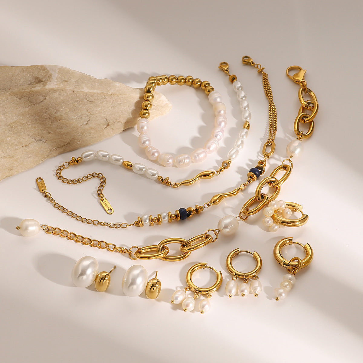 Pendientes geométricos de acero inoxidable chapados con detalles de perlas para mujer, joyería minimalista y a la moda
