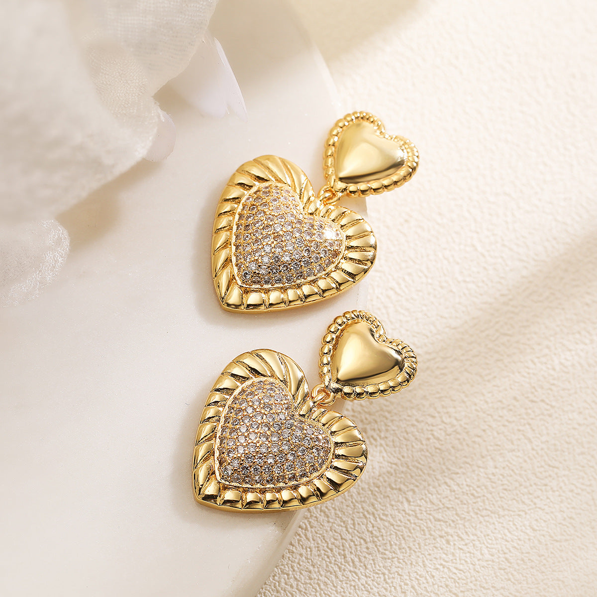 Orecchini minimalistici in rame a forma di cuore con strass per donna