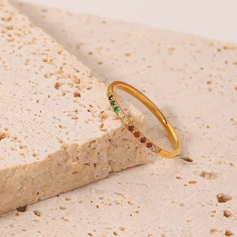 Anello da donna minimalista geometrico in acciaio inossidabile con intarsio in zircone colorato e placcatura in oro 18 carati