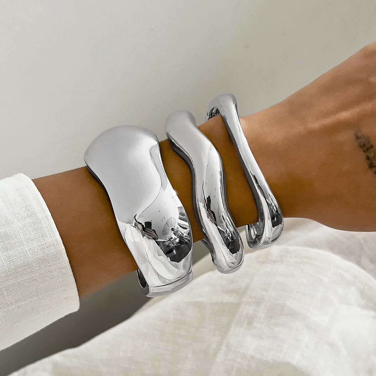 Bracciale geometrico irregolare ondulato in lega con finitura placcata da donna