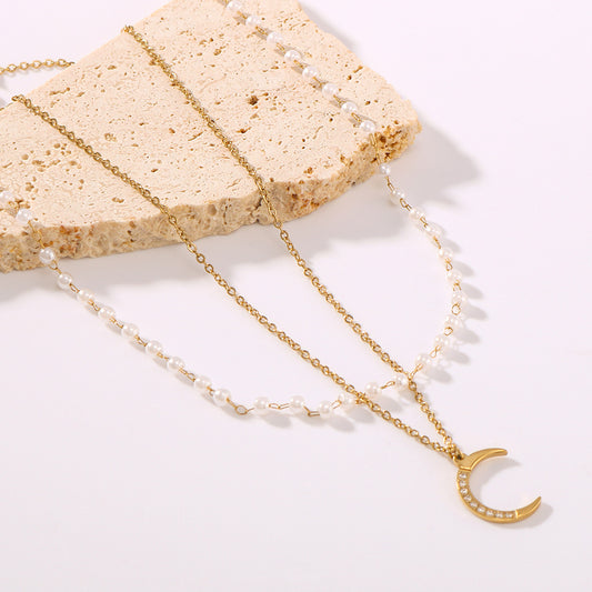 Collana da Donna Minimalista con Ciondolo a Luna e Perla a Doppia Catena a O, con Ciondolo in Acciaio al Titanio e Finitura Placcata Sottovuoto in Oro 18 carati