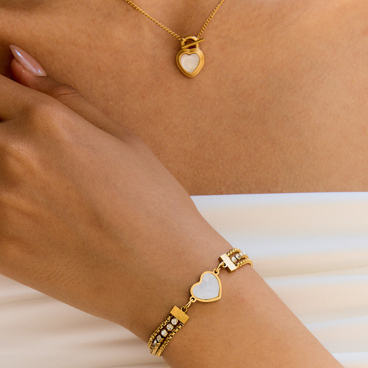 Elegante Bracciale Placcato in Acciaio Inossidabile a Forma di Cuore per Donne con Dettagli in Strass Gioielli di Lusso