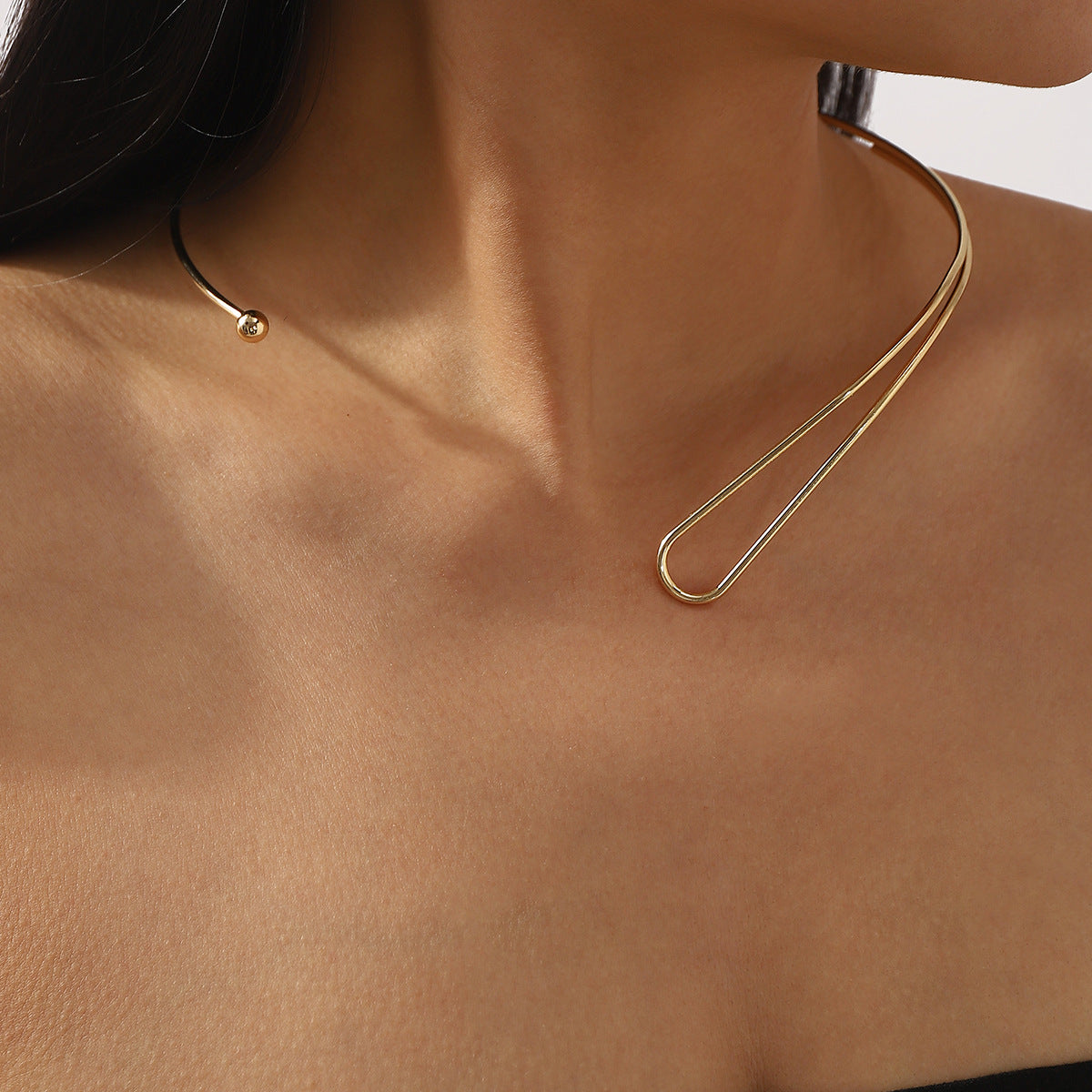 Collana Girocollo Minimalista Geometrica a C in Metallo da Donna con Design a Linee Pulite