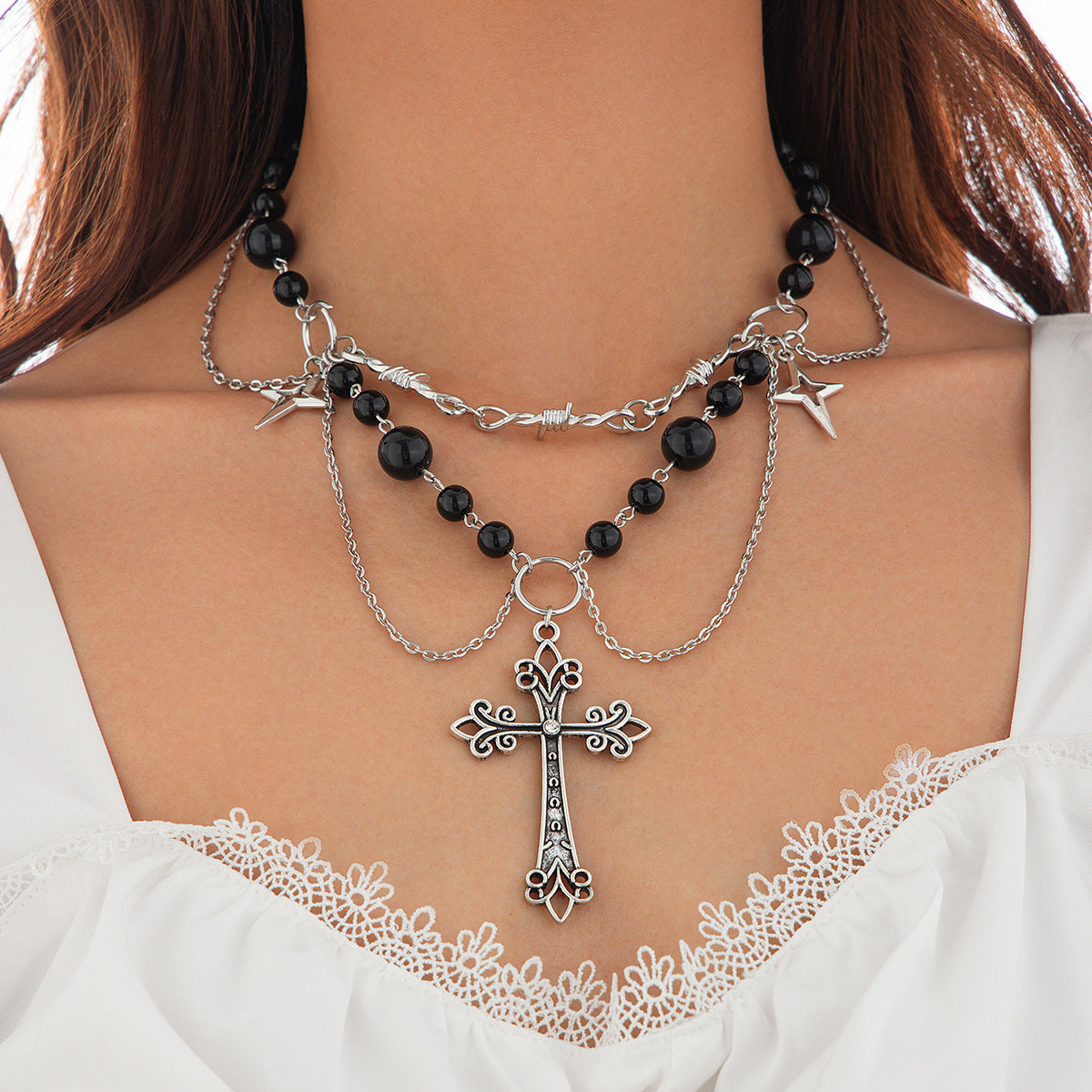 Collar con dije en forma de lazo dulce y atrevido con motivo de cruz, aleación chapada en perlas, acabado chapado, para mujer