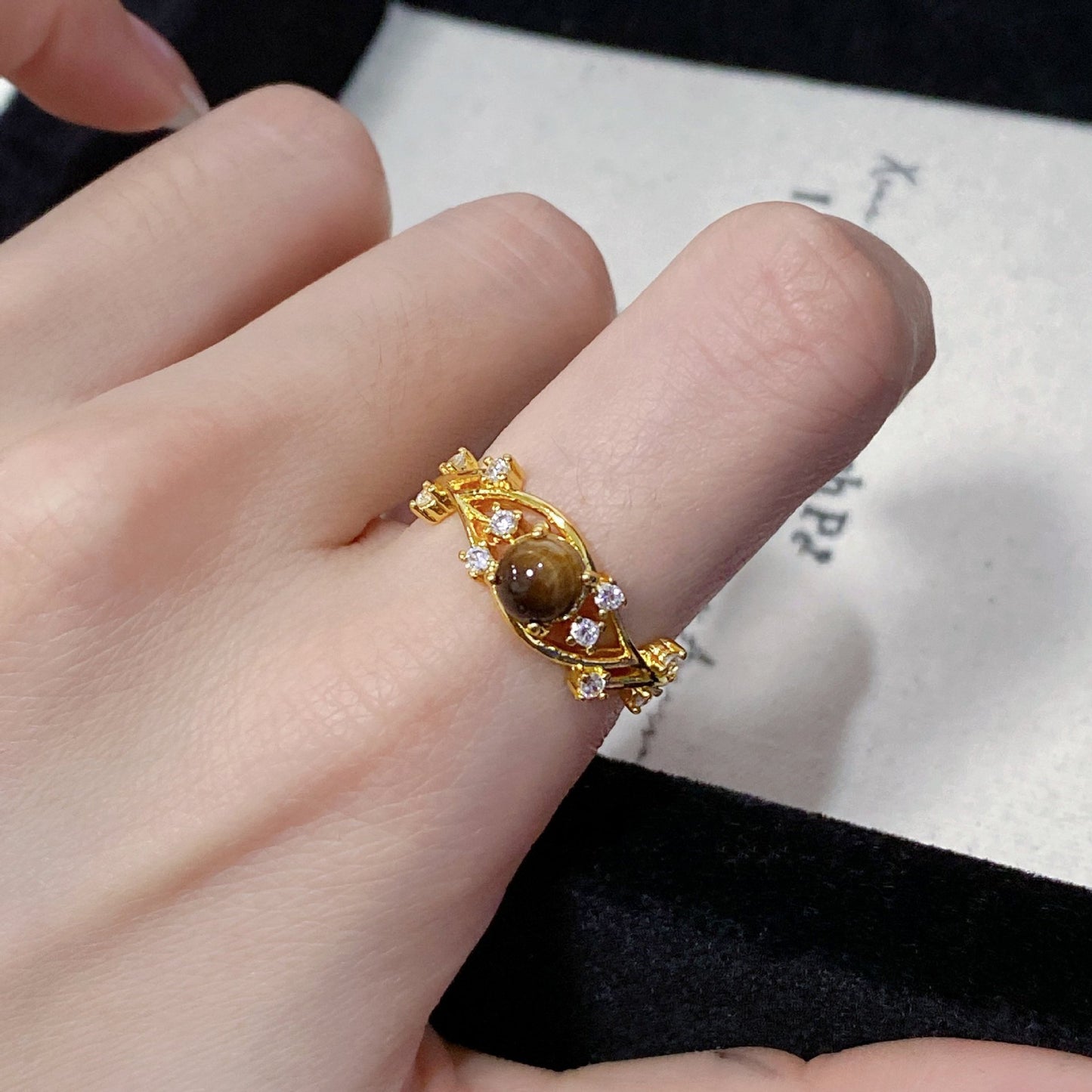Anillo de Cobre Bañado en Oro Mate con Forma Geométrica, Ojo de Tigre y Circonitas para Mujer, Estilo Vintage Artístico Minimalista para Dedo Índice