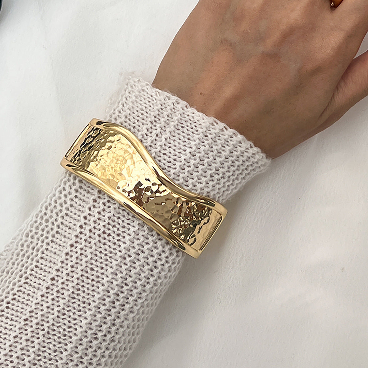 Bracciale da donna in lega martellata irregolare minimalista con chiusura a molla