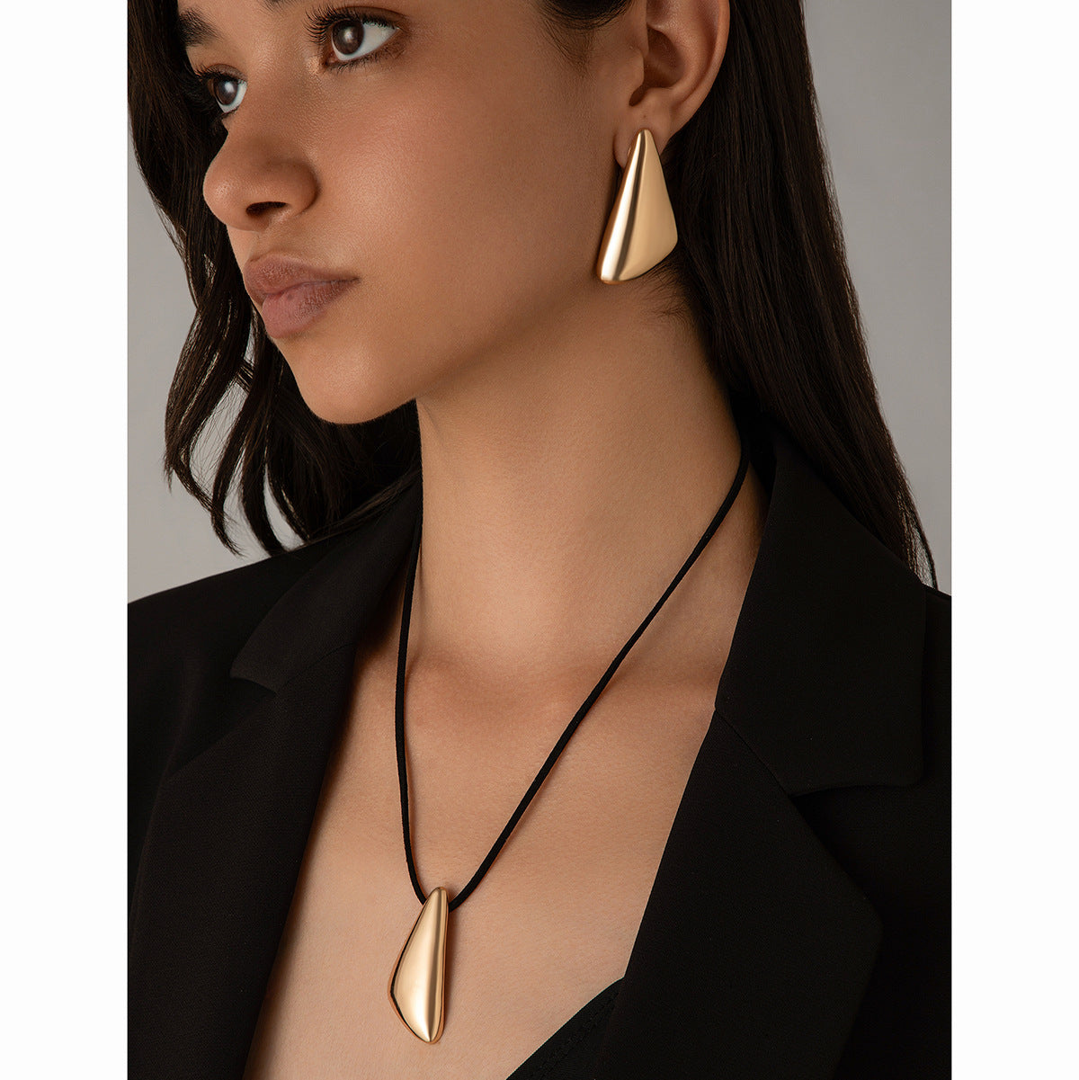 Collana girocollo pendente a goccia triangolare minimalista da donna con catena in lega galvanizzata e design geometrico