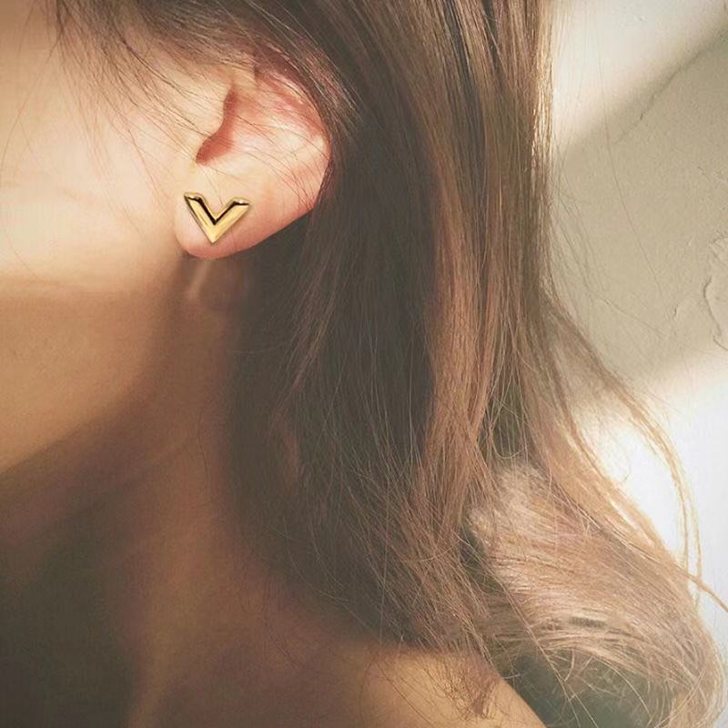 Orecchini a perno minimalisti da donna a forma di V in acciaio al titanio placcato oro rosa 18 carati, anallergici con design geometrico a lettera