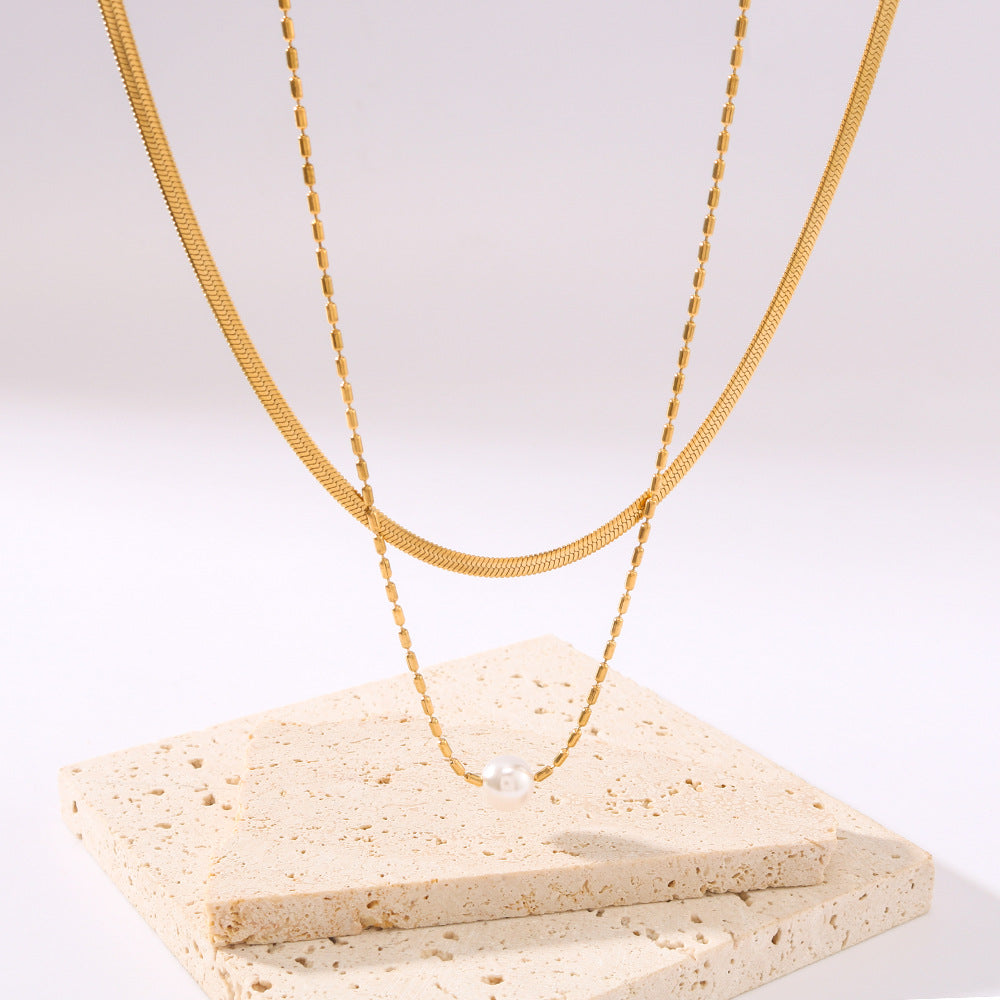 Collana minimalista a doppio strato con catena a serpente e pendente ovale con perla, in acciaio al titanio ipoallergenico con placcatura in oro 18 carati