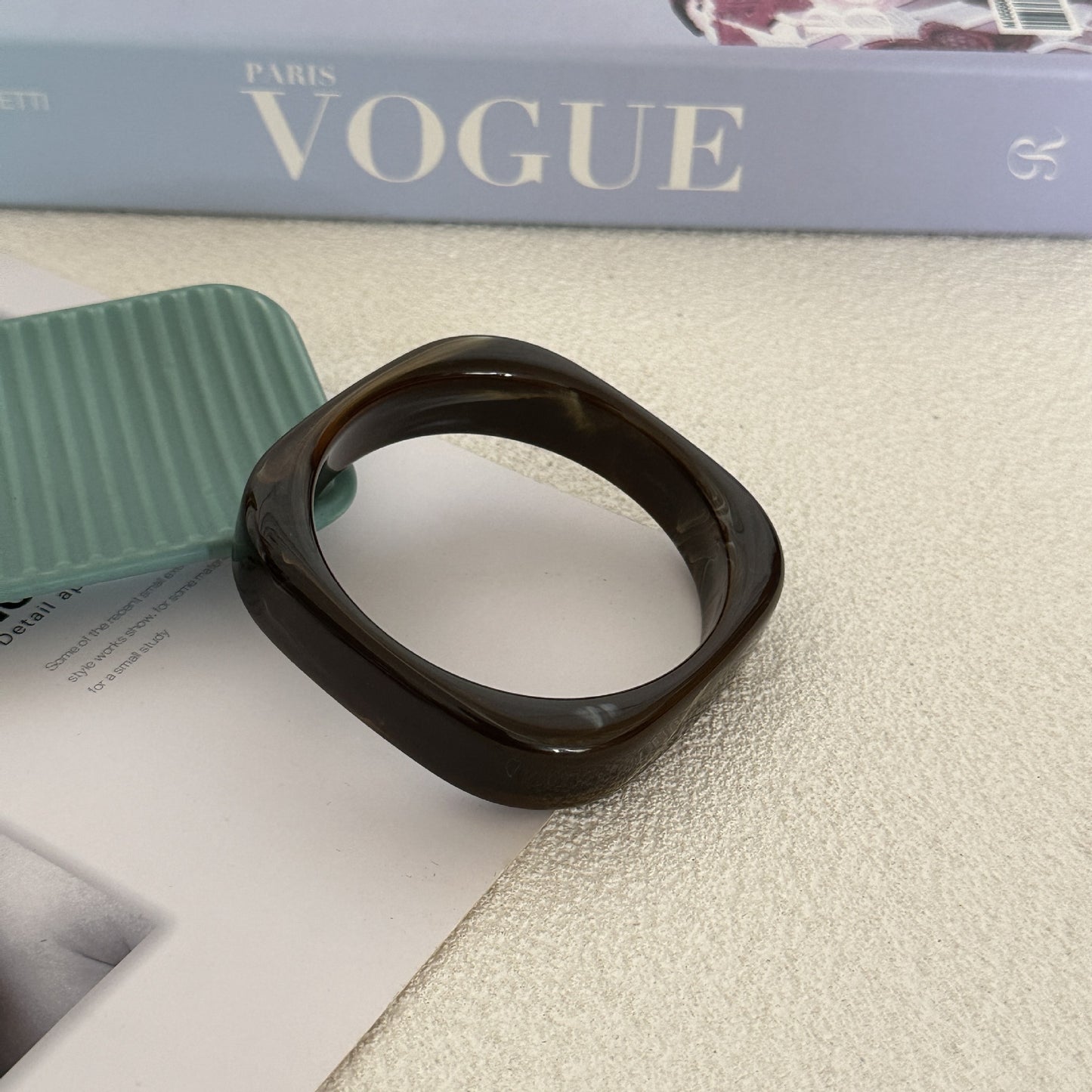 Bracciale rigido in acrilico geometrico minimalista con gocce d'olio