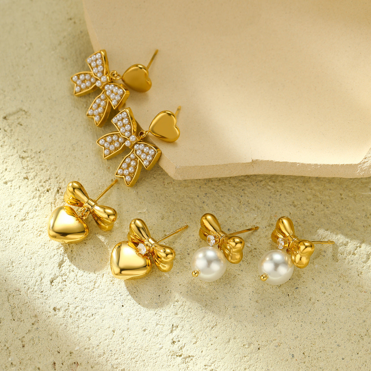 Pendientes elegantes de acero de titanio con lazo para mujer con detalles de pedrería, aretes de acero inoxidable en forma de corazón, minimalistas y versátiles