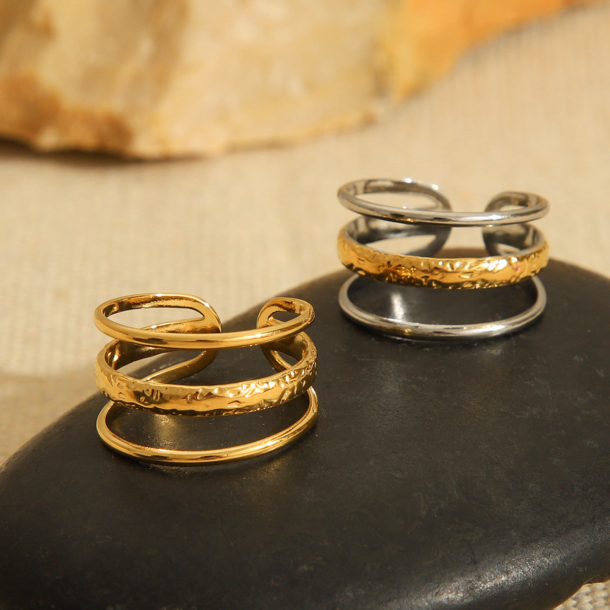 Anello da donna minimalista a fascia aperta geometrica in acciaio al titanio placcato oro 18 carati