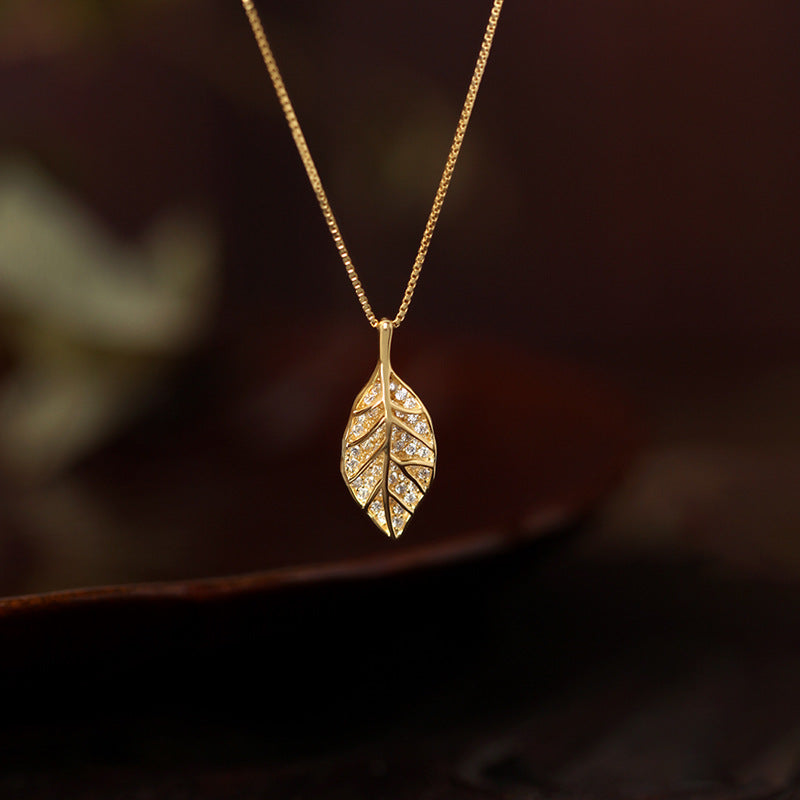 Collana Minimalista Unisex in Acciaio al Titanio a Forma di Foglia con Ciondolo in Rame su Catena Box