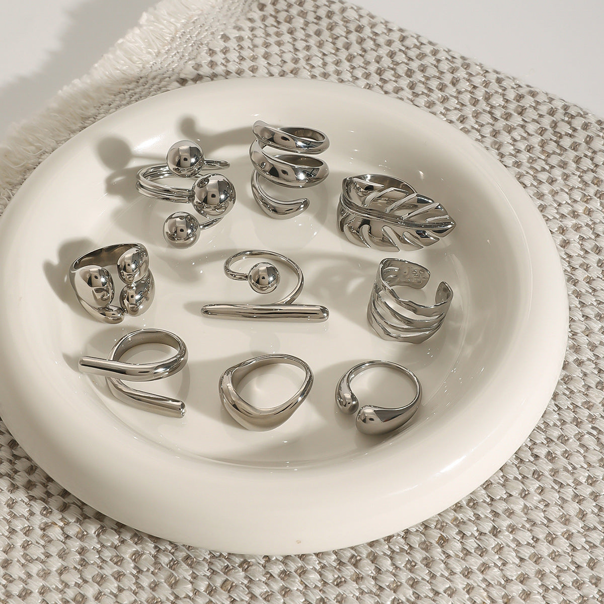Anello da donna minimalista geometrico in acciaio inossidabile con finitura placcata