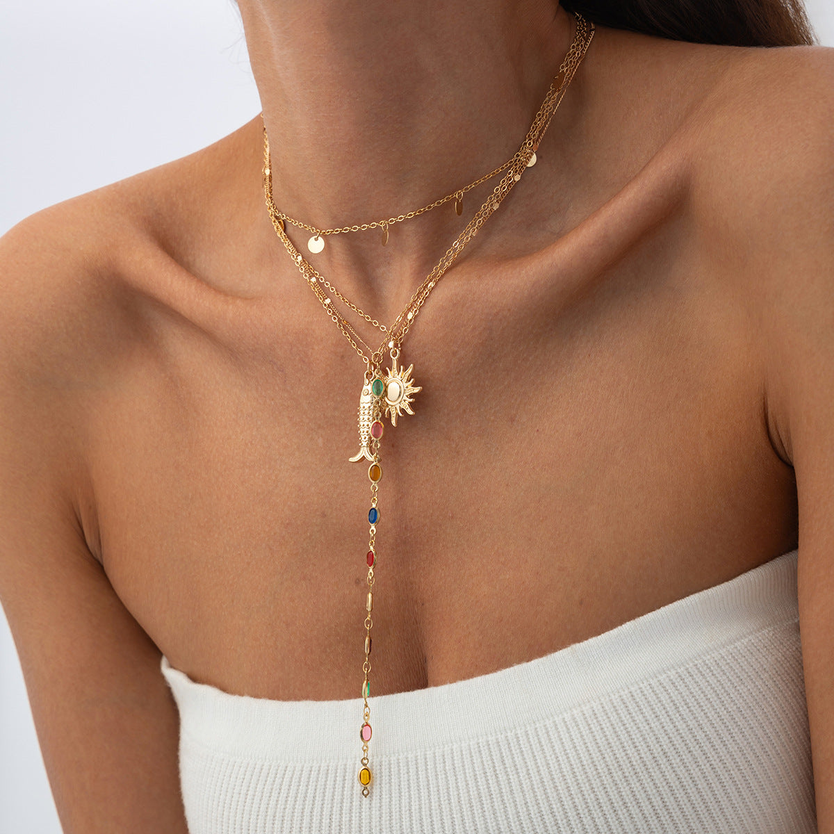 Collana con ciondolo a forma di pesce minimalista ispirata all'oceano con dettagli in cristallo e nappe a strati per donna