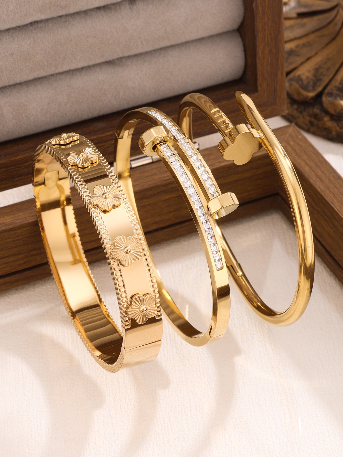Juego de pulseras de acero inoxidable con trébol de cuatro hojas, incrustaciones de diamantes de imitación y chapado en oro al vacío de 18 quilates, estilo minimalista y a la moda
