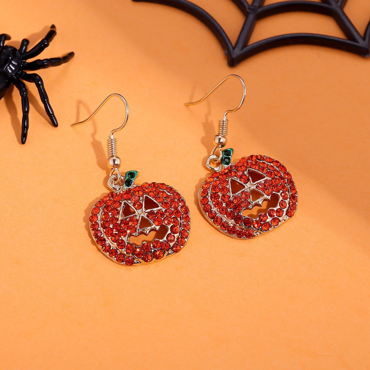 Juego de pendientes de Halloween estilo dibujos animados con diseño de calabaza, aretes de aleación y postes de acero inoxidable para mujer