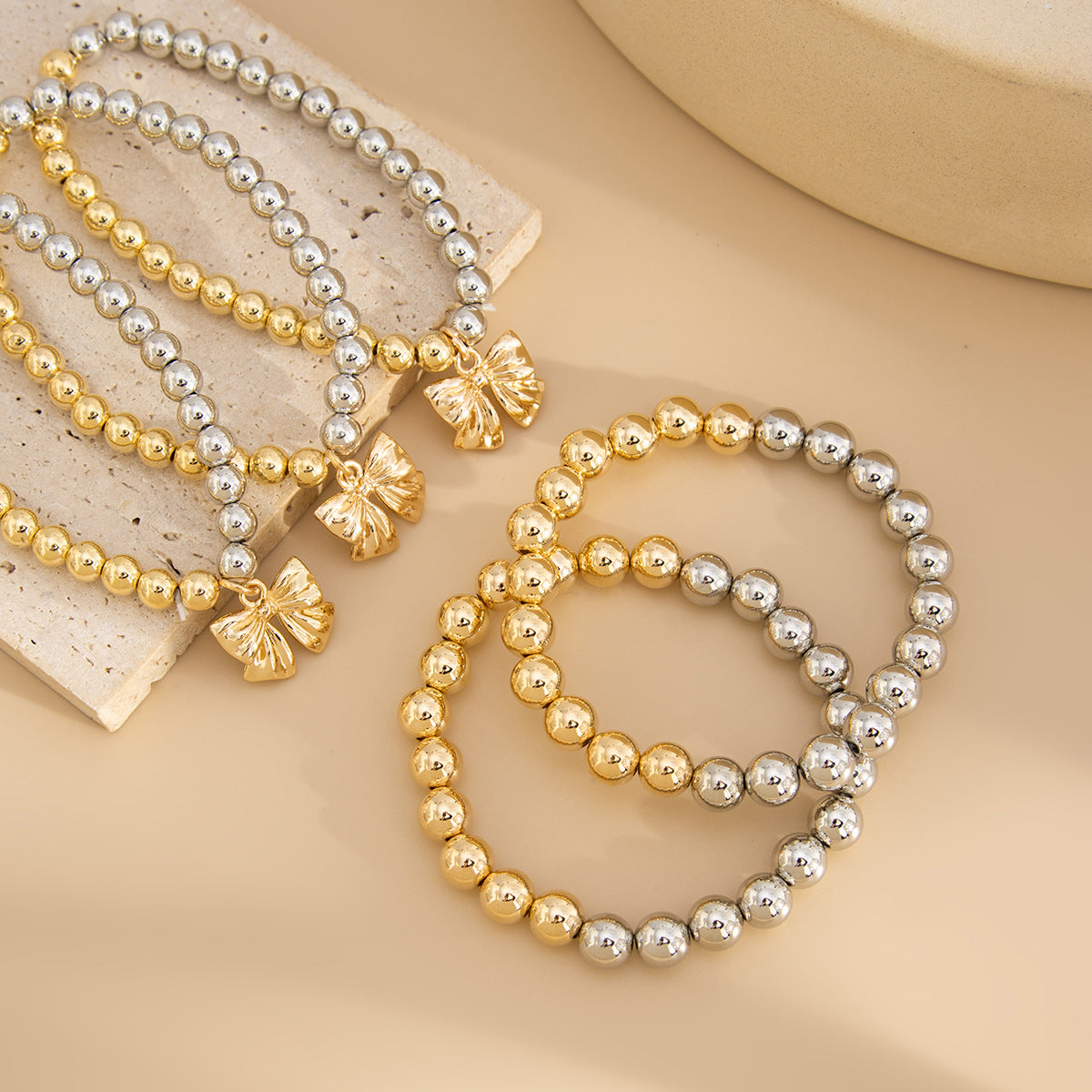 Pulsera con borlas en forma de lazo estilo Ins con diseño de capas en bloques de color para mujer en aleación con acabado galvanizado