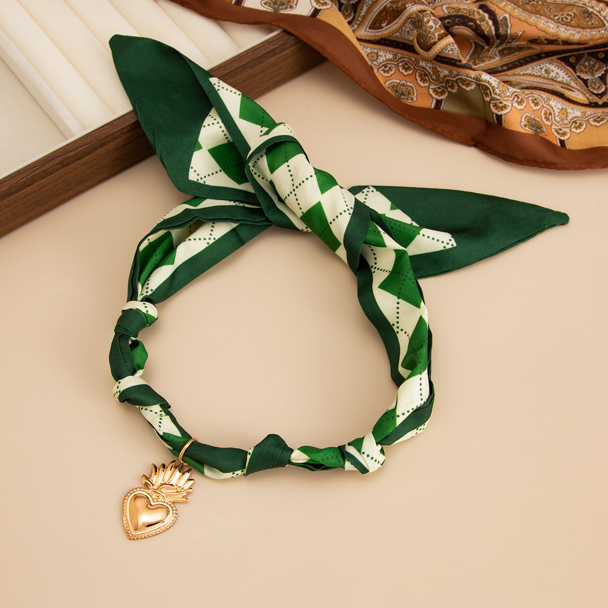 Elegant Heart Pendant Zinc Alloy Necklace for Women