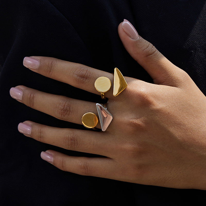 Anillo de acero de titanio geométrico para mujer con acabado chapado, accesorio de moda moderno y minimalista