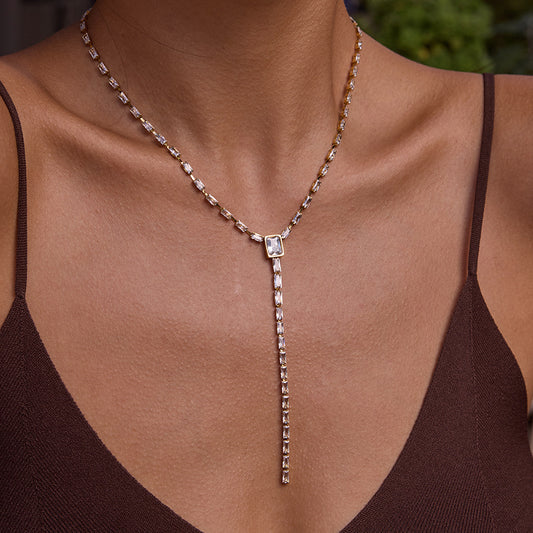Collar largo de acero de titanio con forma de Y geométrica para mujer con detalles de pedrería y acabado chapado