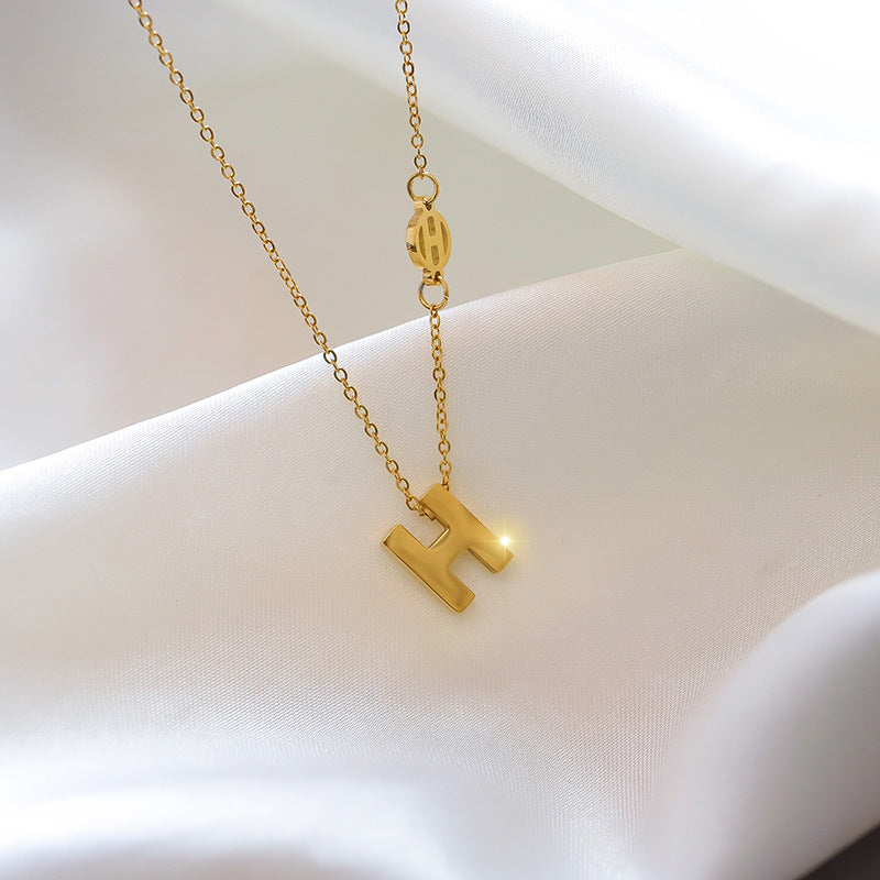 Collar con colgante de letra H minimalista en acero de titanio con acabado chapado para mujer