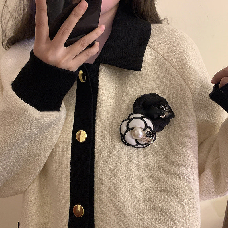Spilla floreale di lusso con intarsio in strass e dettagli in perle per donna — Elegante accessorio per blazer di ispirazione vintage