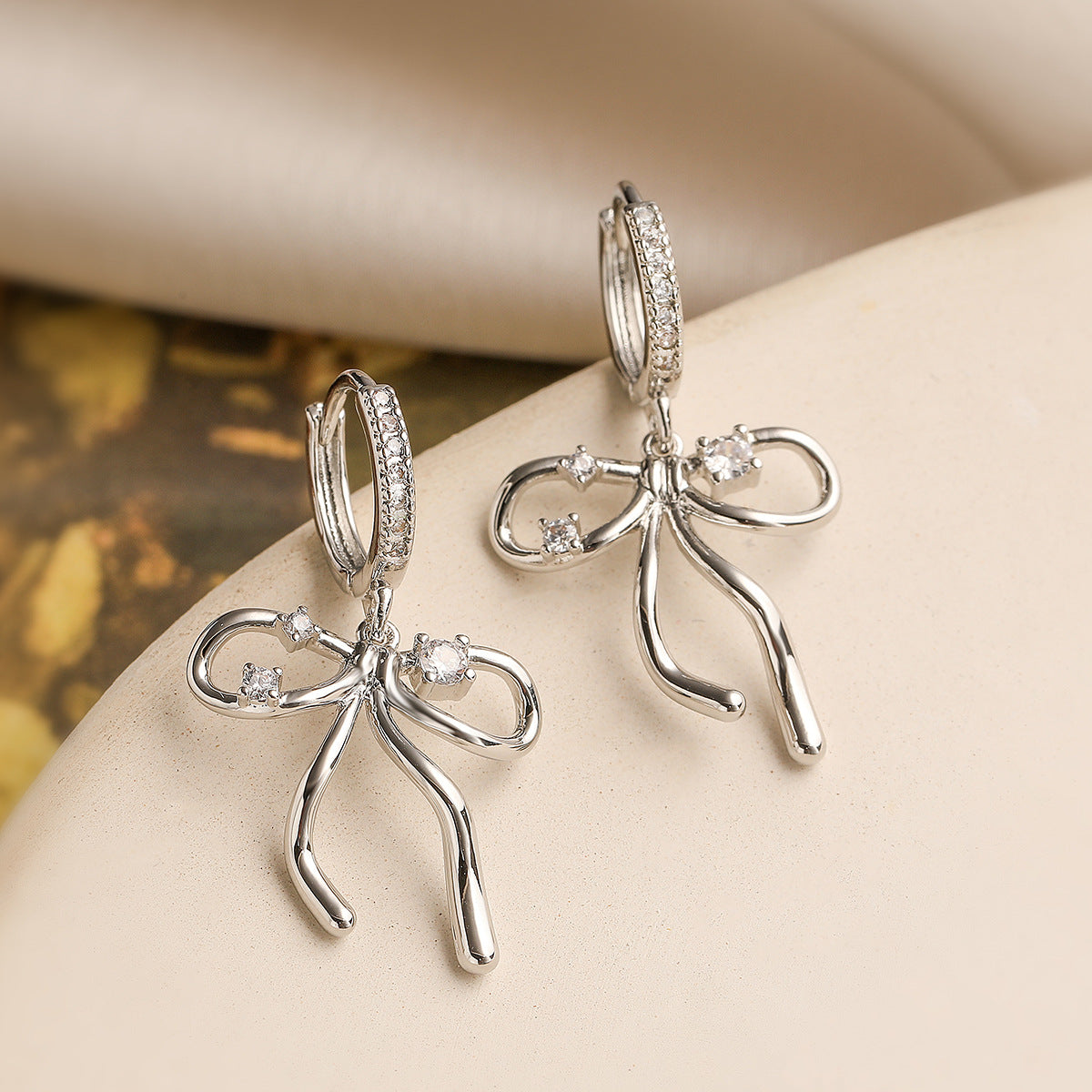 Orecchini da donna minimalisti in rame a forma di fiocco, placcati in oro vero e con intarsio in zircone