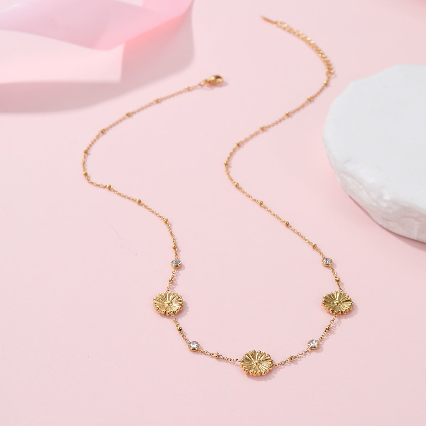 Collana con ciondolo a girasole e margherita alla moda in acciaio al titanio placcato oro 18 carati da donna