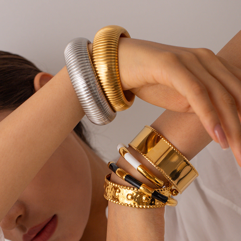 Braccialetto Minimalista Geometrico in Acciaio al Titanio con Finitura Smaltata Nera e Oro da Donna