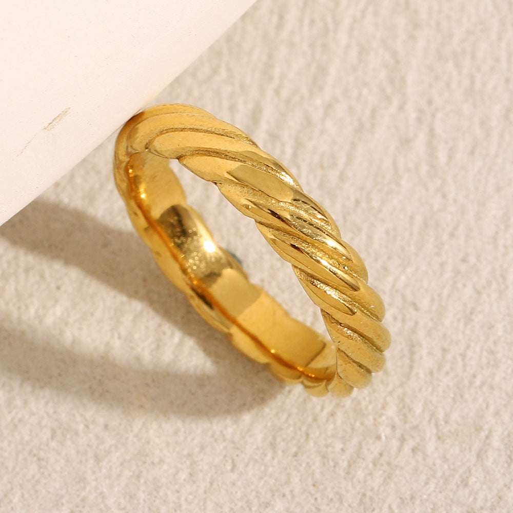 Anello minimalista geometrico in acciaio inossidabile con placcatura in oro 18 carati da donna — Fascia classica alla moda per il pendolarismo con trama diagonale