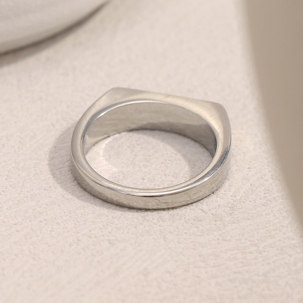 Anello da donna minimalista in acciaio inossidabile a forma di lettera con placcatura in oro 18K