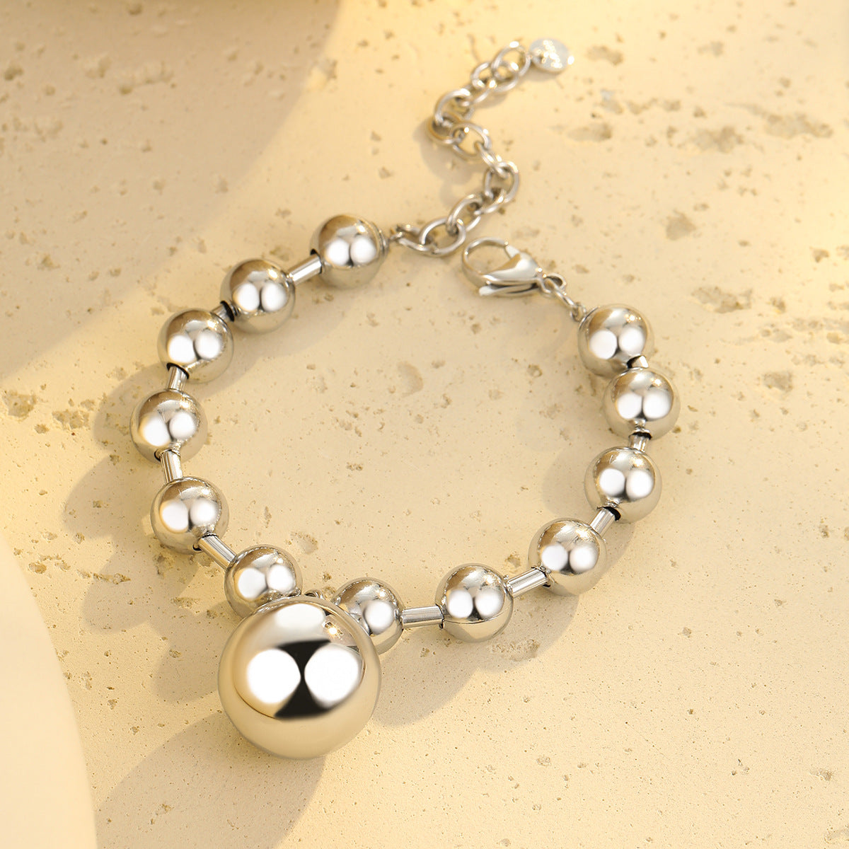 Pulsera con cuentas de acero inoxidable chapado en oro de 18 quilates con diseño de corazón minimalista de moda para mujer