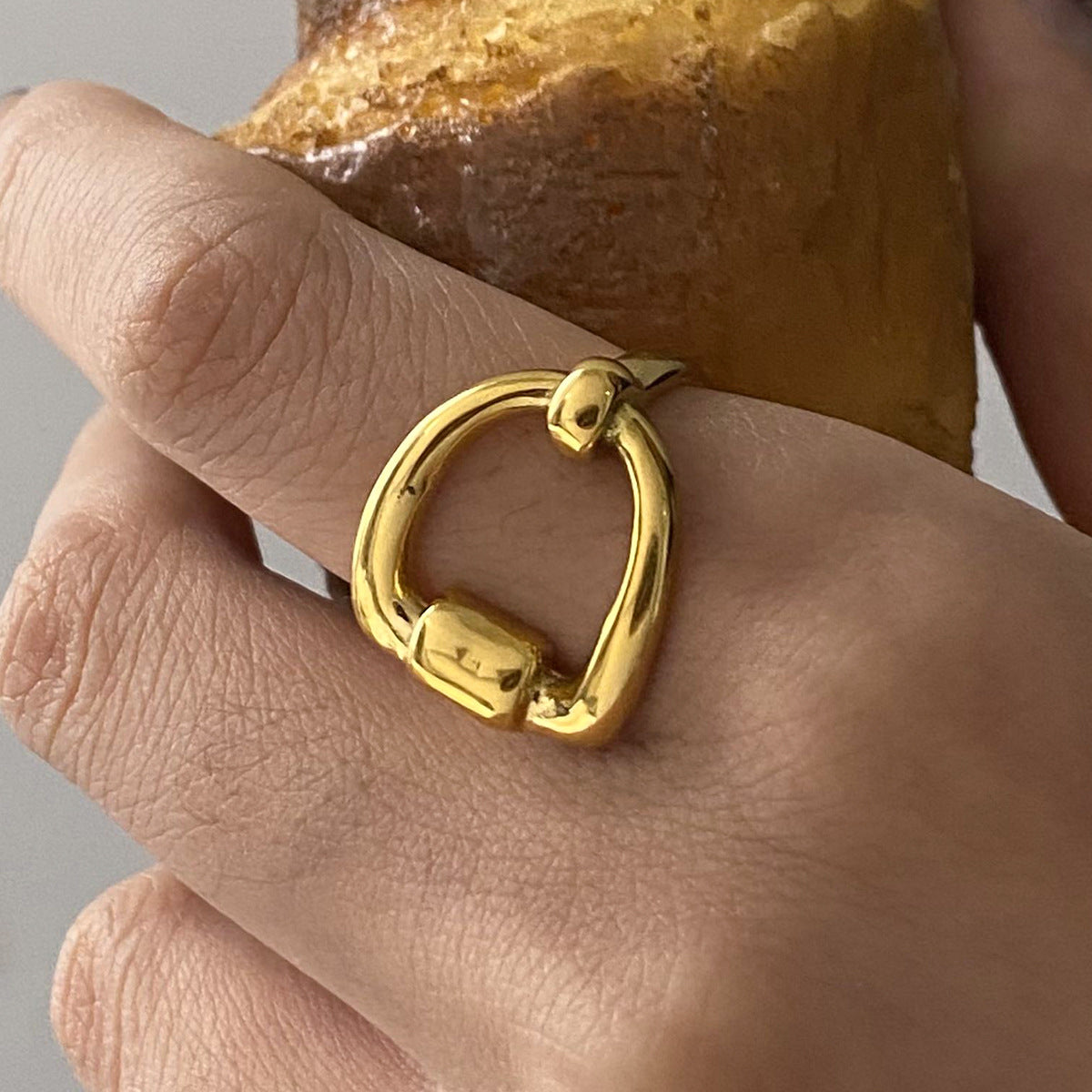 Anillo de Acero Inoxidable Chapado en Oro de 18K con Diseño Geométrico Cuadrilátero para Mujer