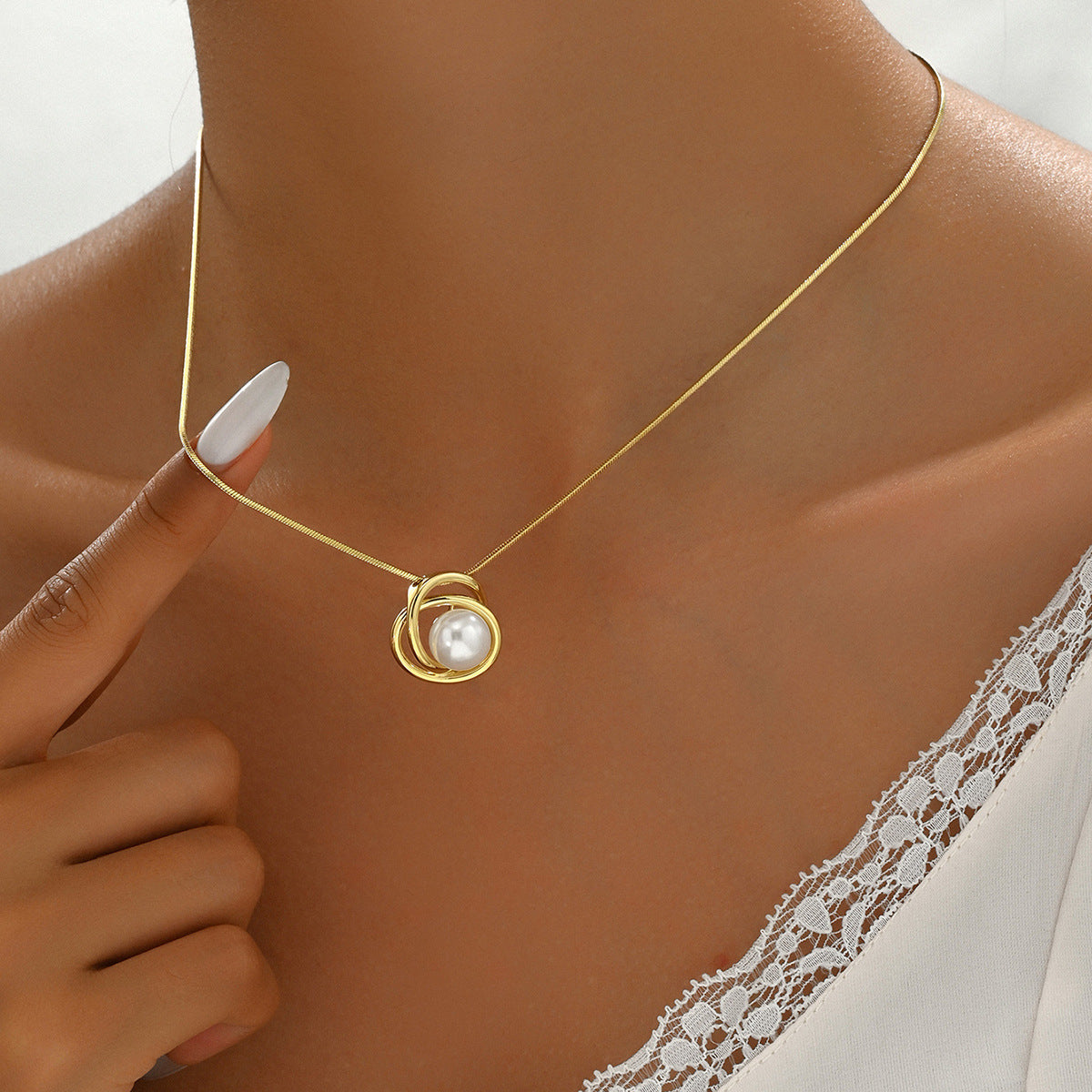 Elegante collar minimalista de cobre con incrustaciones de perlas y diseño geométrico para mujer, con colgante circular entrelazado y delicada cadena de clavícula