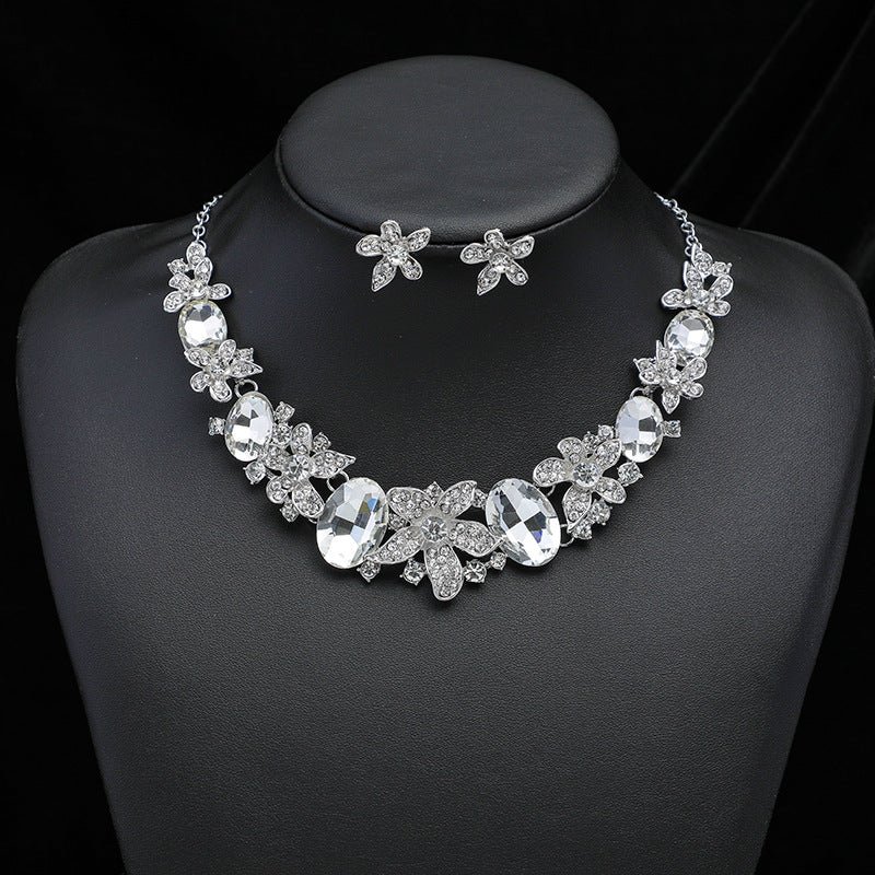Exaggerated Vintage Floral and Leaf Pendant Necklace Set with Rhinestone Inlay on O-Chain Alloy Jewelry for Women