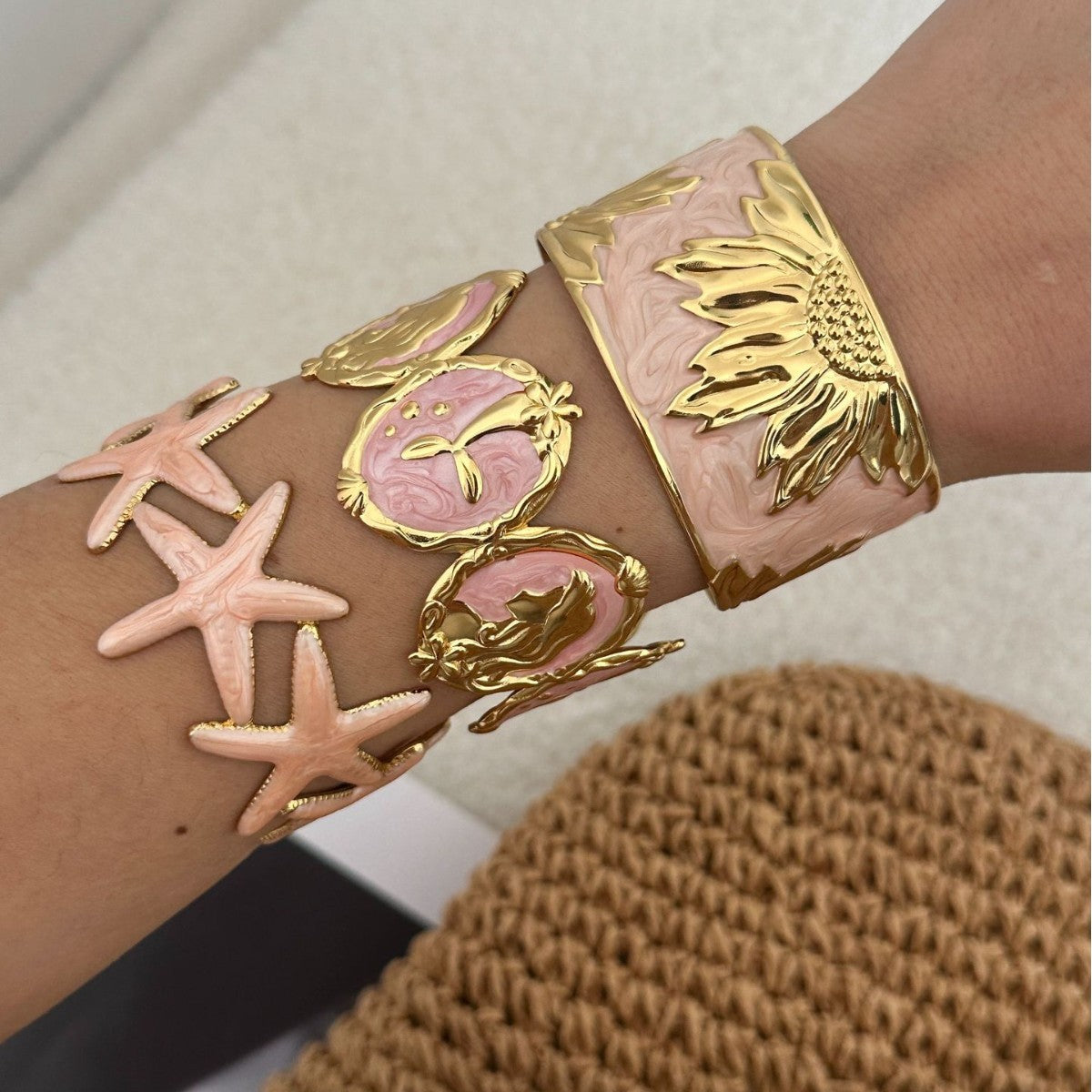 Bracciale Vintage a Forma di C con Stella Marina e Conchiglia, Smaltato e Dorato in Acciaio Inossidabile