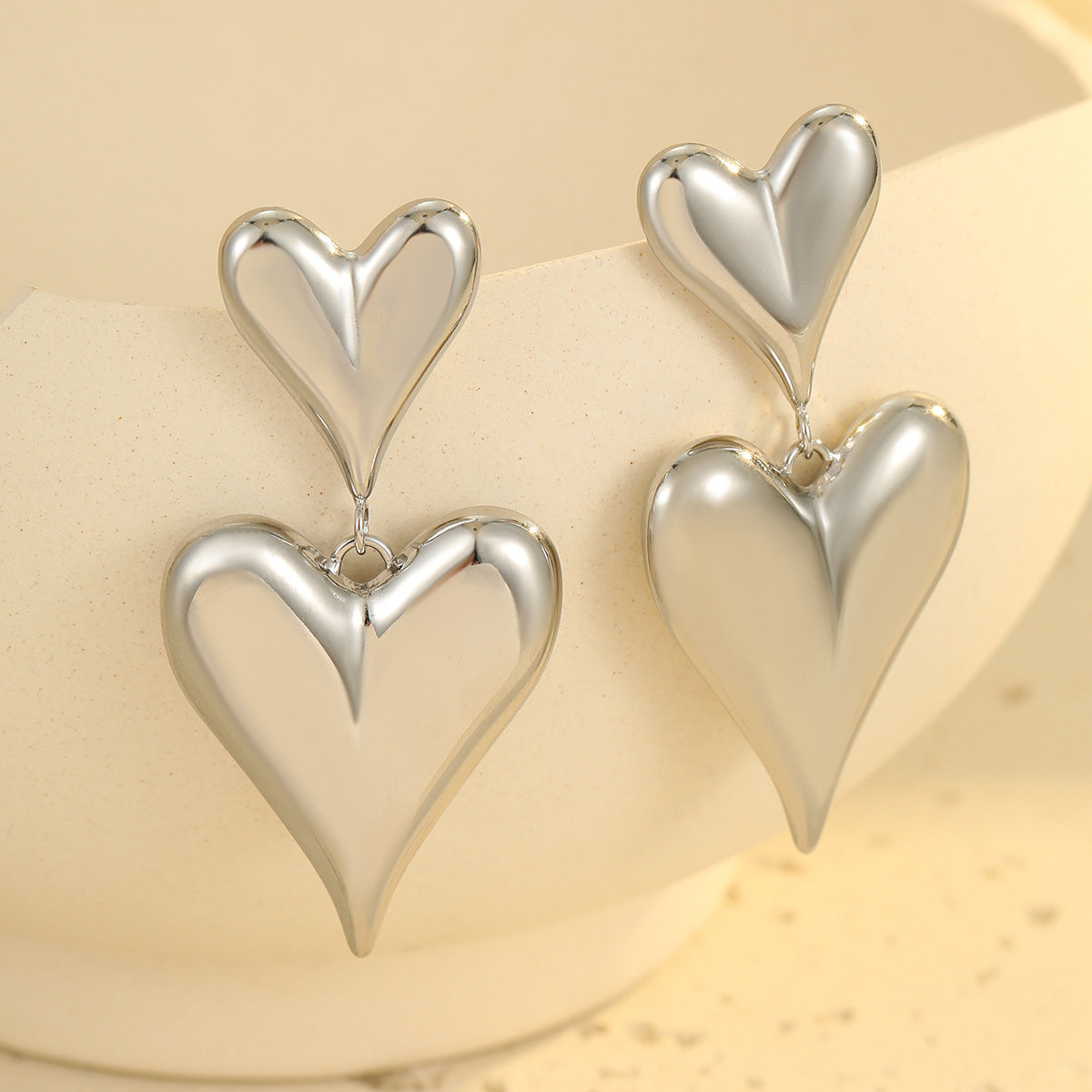 Orecchini Pendenti Minimalisti a Cuore Cavo in Acciaio Inossidabile con Finitura in Acciaio al Titanio Placcato Oro 18K